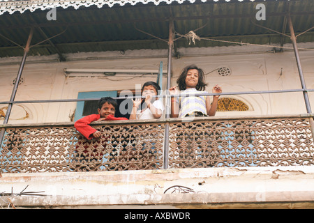 Kinder stehen auf Balkon, Jodhpur, Indien Stockfoto