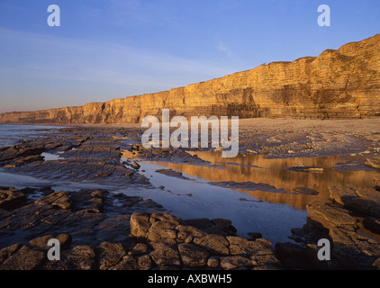 Nash Point Cliffs und felsigen Strand bei Sonnenuntergang Vale of Glamorgan Heritage Coast South Wales UK Stockfoto