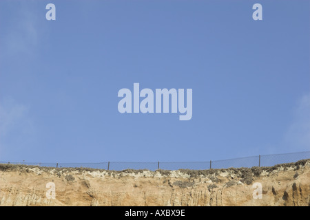 Klippe klaren blauen Himmel und Zaun - Seitenansicht Stockfoto