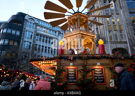 Blick von der Weihnachtsmarkt in der Mitte, um die Mönckebergstraße, Jungfernstieg und Gansemarkt in Hamburg, Deutschland Stockfoto