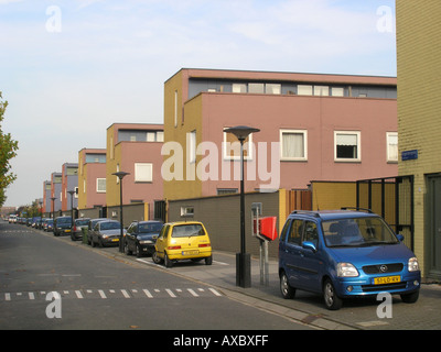 Reihe von identischen Reihenhäusern in der modernen Architektur Almere Buiten Niederlande Stockfoto