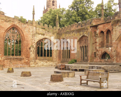 Mauerwerk Ruine alte Coventry Cathedral Windows East Midlands England Stockfoto