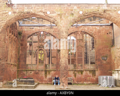 Mauerwerk Ruine alte Coventry Cathedral Windows East Midlands England Stockfoto