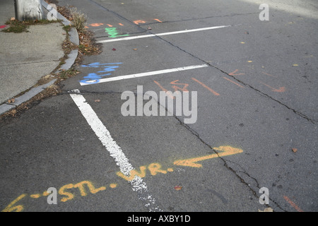 Bürgersteig, Straßen- und gemalten Linien Stockfoto