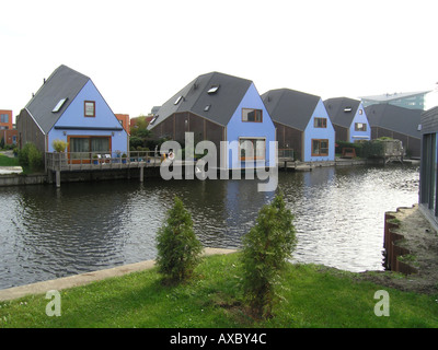 Wohnhäuser von der Wasserseite in Almere Buiten Niederlande Stockfoto