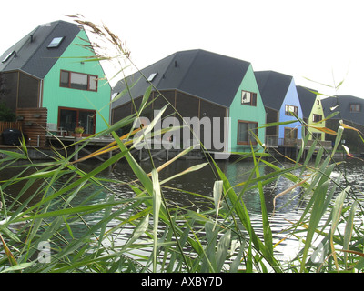 Wohnhäuser von der Wasserseite in Almere Buiten Niederlande Stockfoto