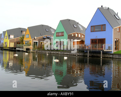 Wohnhäuser von der Wasserseite in Almere Buiten Niederlande Europa Stockfoto