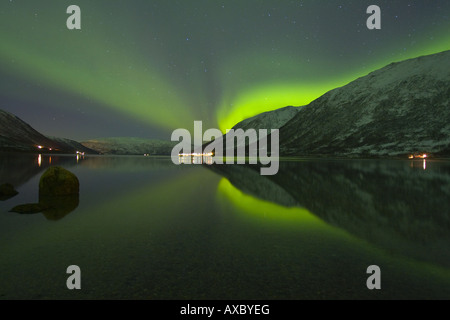 Polarlicht über Fjord, Norwegen, Troms, Ost- Stockfoto