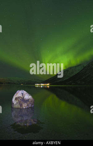 Polarlicht über Fjord, Norwegen, Troms, Ost- Stockfoto