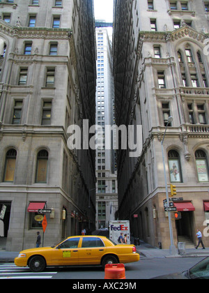 Taxi geht vor Straßenschlucht, USA, USA, New York (Bundesstaat) Stockfoto