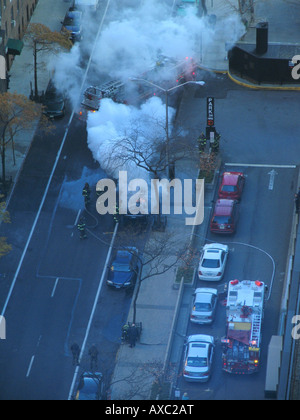 Feuerwehrleute aus Feuer von einem brennenden Auto, USA, Manhattan, New York Stockfoto