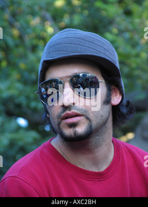 Junger Mann mit Sonnenbrille und Hut am Union Square, USA, Manhattan, New York Stockfoto