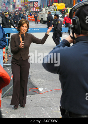 Reporter und Kameramann vor Polizei Straßensperre am Time Square, USA, Manhattan, New York Stockfoto