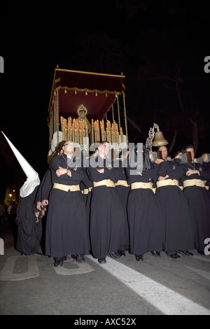 Männer mit der Statue der Jungfrau Maria durch die Straßen von Malaga, Spanien, während der Semana Santa oder Karwoche Stockfoto