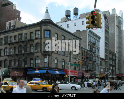 New Yorker Verkehr - ältere Gebäude mit Feuerleitern, USA, USA, New York (Bundesstaat) Stockfoto