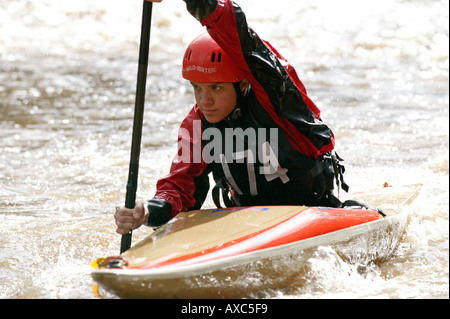 Kanuten auf der Fluß Goyt in der Nähe von Miss Marple Cheshire UK konkurrieren in einem Slalom-event Stockfoto