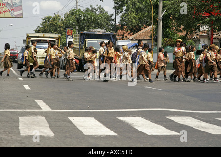 Schule Kreuzung Cirebon Java Indonesien Stockfoto