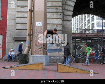 Skateboard-Fahrer nach dem Sprung von der Rampe unter Manhattan Bridge, USA, Manhattan, New York Stockfoto