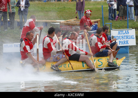 Floß Rennen Konkurrenten Rudern Paddel Flusswasser Stockfoto