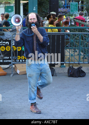 politischer Aktivist hält eine Rede mit Lautsprecher am Union Square, USA, USA, New York Stockfoto