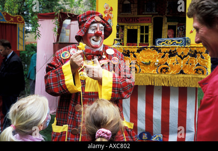 Clown bei Punch and Judy Show im Garten von St. Pauls Kirche Covent Garden England Stockfoto