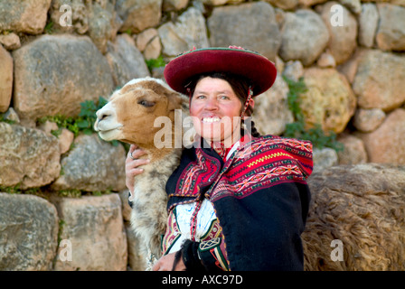 Bunte Dame mit ihrem Lama auf dem Markt in dem Dorf Chinchero außerhalb von Cuzco Peru Stockfoto