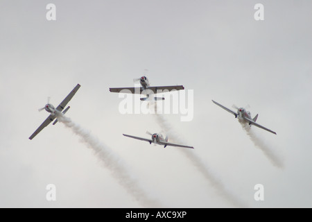 russische Jak Kämpfer Training Flugzeuge Flugzeug Himmel Southport Air Show merseyside Stockfoto