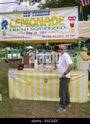 Kaukasier kauft altmodische Limonade bei einem Outdoor-Event in Sumter, South Carolina, USA. Stockfoto