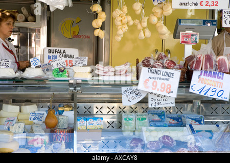 Marktstand verkaufen Fleisch in Piazza Duomo l ' Aquila Abruzzen Italien Stockfoto