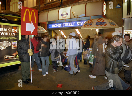 Massen außerhalb Bond Street Tube London Stockfoto