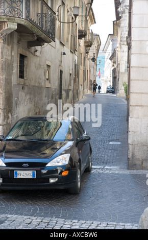 Auto auf einer schmalen Straße L Aquila Abruzzen Italien Stockfoto