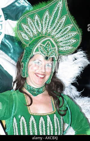 brasilianische Headress weiblichen Nacht Zeit Tänzerin Thames festival Stockfoto