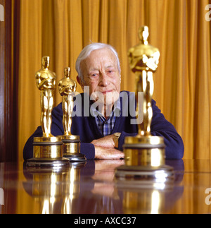 Freddie Young OBE Kameramann mit seinen drei Oscars für Lawrence von Arabien, Doktor Schiwago und Ryan's Tochter PRO 0009 Stockfoto