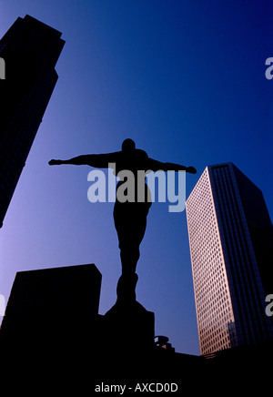 Eine der mehreren Statuen fand auf dem Platz am Tokyo Metropolitan Government Buildings Stockfoto