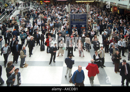 Büro Arbeiter drängen sich in Liverpool Street Bahnhof Pendlerdienstleistungen Chaos & Reisen Weg von Stadt von London England UK Störung leiden Stockfoto