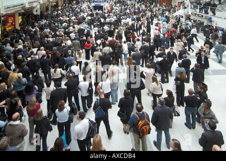 Liverpool Street Bahnhof Reiseunterbrechung Innenhalle Luftaufnahme Menge verzögerter Pendler abendliche Rush Hour City of London England Großbritannien Stockfoto