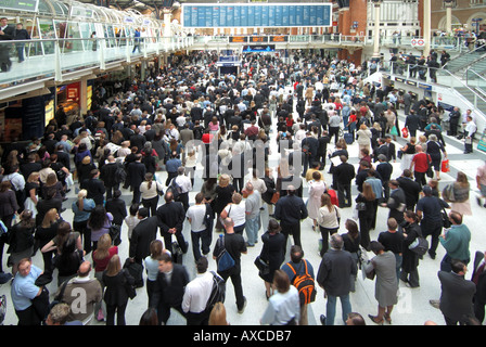 Liverpool Street Bahnhof Reiseunterbrechung von oben Blick hinunter verspätete Pendler abendliche Rush Hour Bishopsgate City of London England Großbritannien Stockfoto