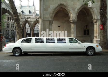 London weiße stretch Limousine Chauffeur angetriebenen Luxusauto geparkt in The Strand bei Gericht für einen besonderen Anlass Stockfoto