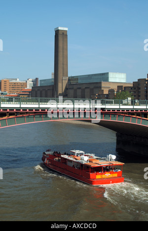 London Blackfriars Railway Brücke über den Fluss Themse Tour Boot Schornstein des alten Kraftwerks jetzt Tate Galerie für moderne Kunst Stockfoto