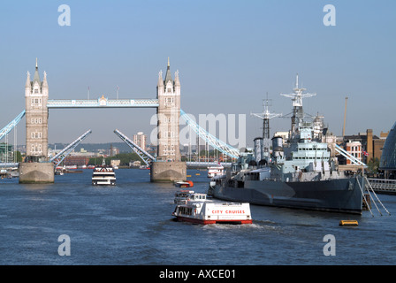 Pool von London Lord Of The Highlands Fluss Kreuzfahrtschiff unter erhöhten Tower Bridge mit Tourenboot HMS Belfast Stockfoto