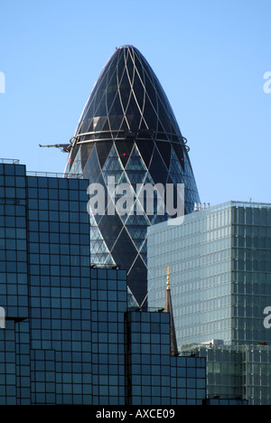 London-moderne Architektur einschließlich der Swiss Re Gurke Gebäude 30 St Mary Axe Architekten Foster and Partners Stockfoto