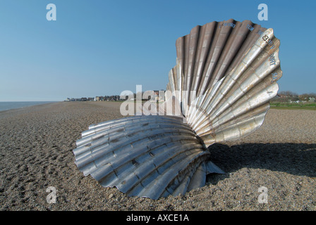 Aldeburgh Jakobsmuschel Muschel-Skulptur von Maggie Hambling Hommage an Benjamin Britten auf Kies Strand der Stadt entfernten gesetzt Stockfoto