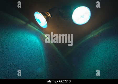 Horizontales Bild von zwei Lichter auf Wand draußen in der Nacht Stockfoto