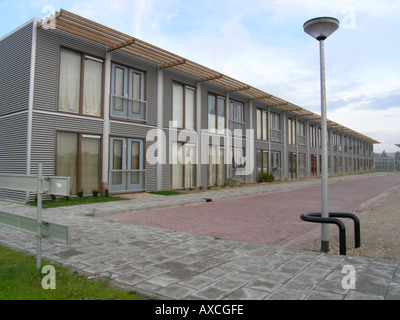 Reihe von identischen Reihenhäusern in der modernen Architektur Almere Niederlande Stockfoto
