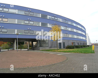 blaue Mehrfamilienhaus Almere Niederlande Stockfoto