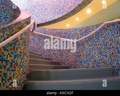 Innenraum mit bunten Flug der Treppe am zeitgenössischen Groninger Museum Groningen Niederlande Stockfoto