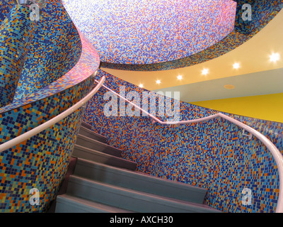 Innenraum mit bunten Flug der Treppe am zeitgenössischen Groninger Museum Groningen Niederlande Stockfoto