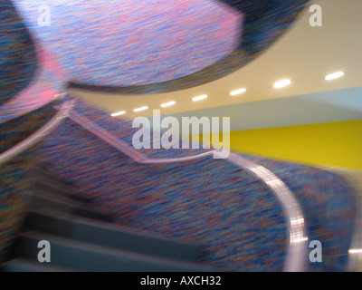 Innenraum mit bunten Flug der Treppe am zeitgenössischen Groninger Museum Groningen Niederlande Stockfoto