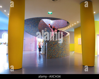 Innenraum mit bunten Flug der Treppe am zeitgenössischen Groninger Museum Groningen Niederlande Stockfoto