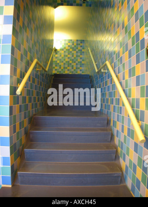 Innenraum mit gefliesten Treppen im Groninger Museum Groningen Niederlande Stockfoto